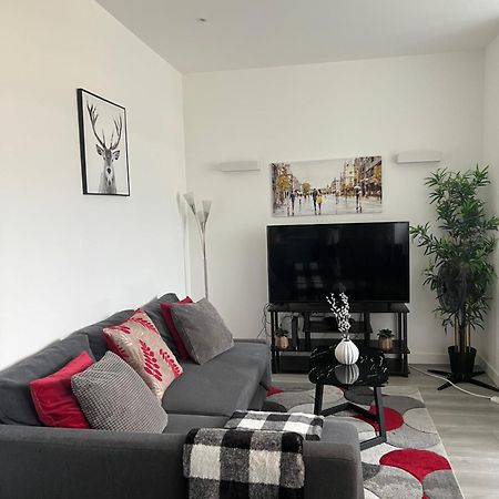 Stylish 2 Bedrooms, 2 Bathrooms With Workspace In Μίλτον Κέινς Εξωτερικό φωτογραφία
