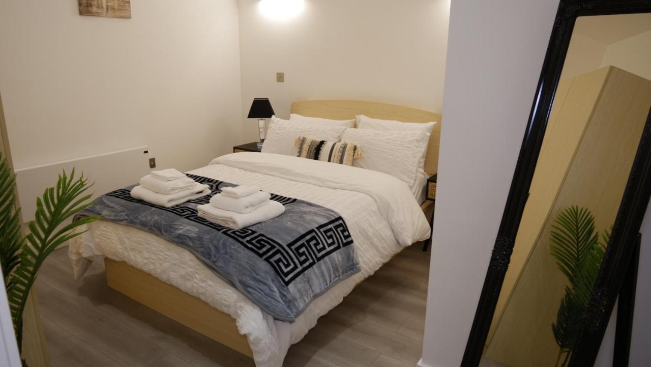 Stylish 2 Bedrooms, 2 Bathrooms With Workspace In Μίλτον Κέινς Εξωτερικό φωτογραφία