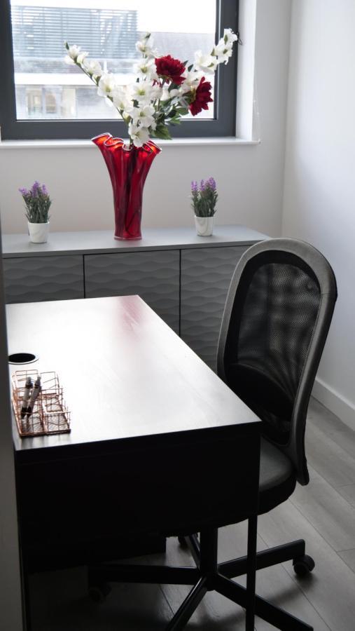 Stylish 2 Bedrooms, 2 Bathrooms With Workspace In Μίλτον Κέινς Εξωτερικό φωτογραφία