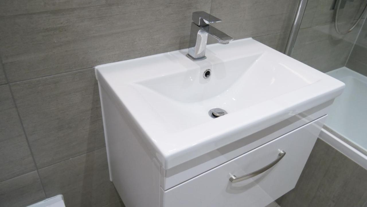Stylish 2 Bedrooms, 2 Bathrooms With Workspace In Μίλτον Κέινς Εξωτερικό φωτογραφία