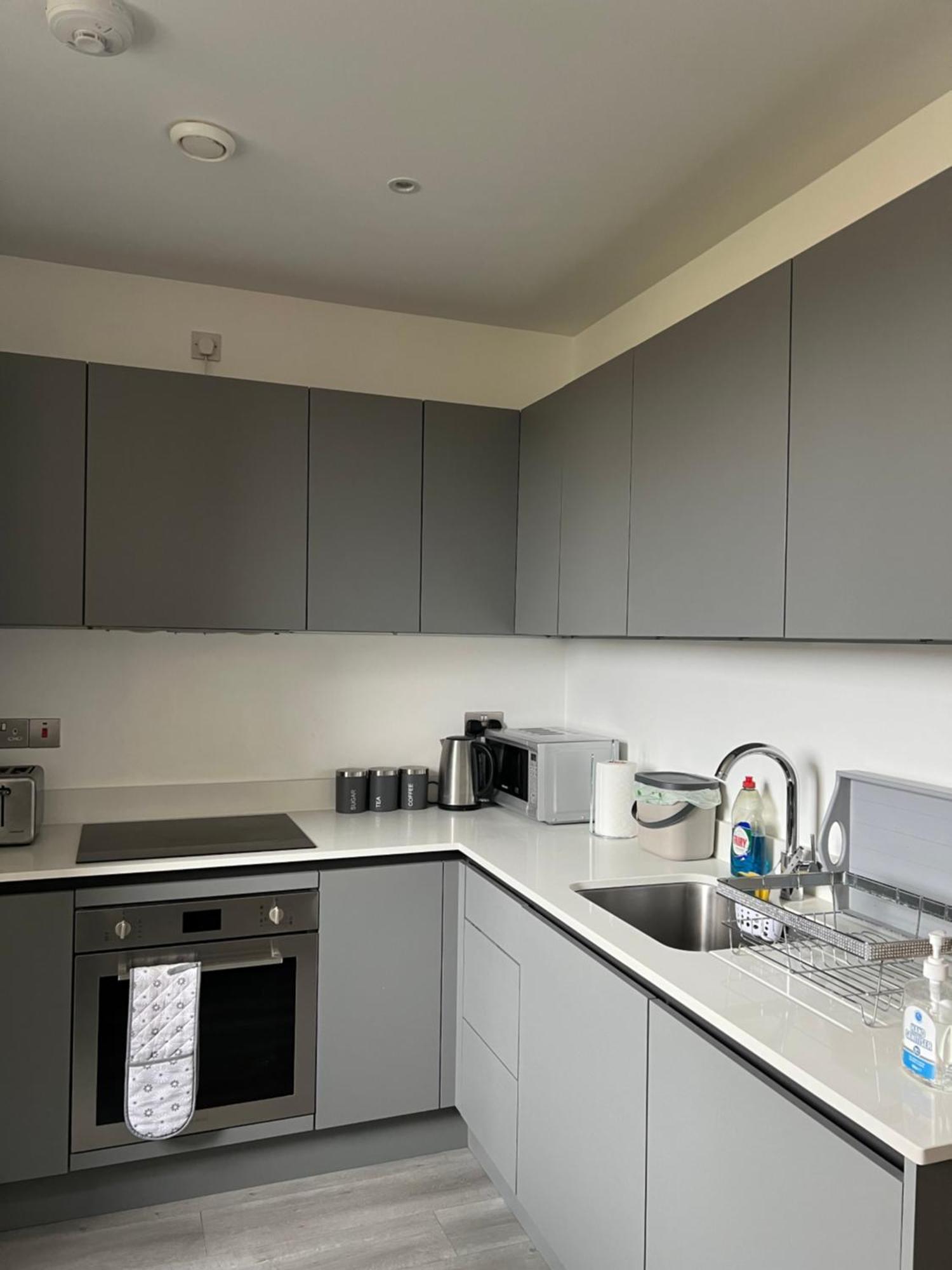 Stylish 2 Bedrooms, 2 Bathrooms With Workspace In Μίλτον Κέινς Εξωτερικό φωτογραφία